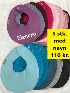 Drenge- eller pigefarvet hagesmæk med navn fra Mikk-Line - Tilbud (5 dele)