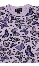 Lys lilla kjole med sommerfugle.